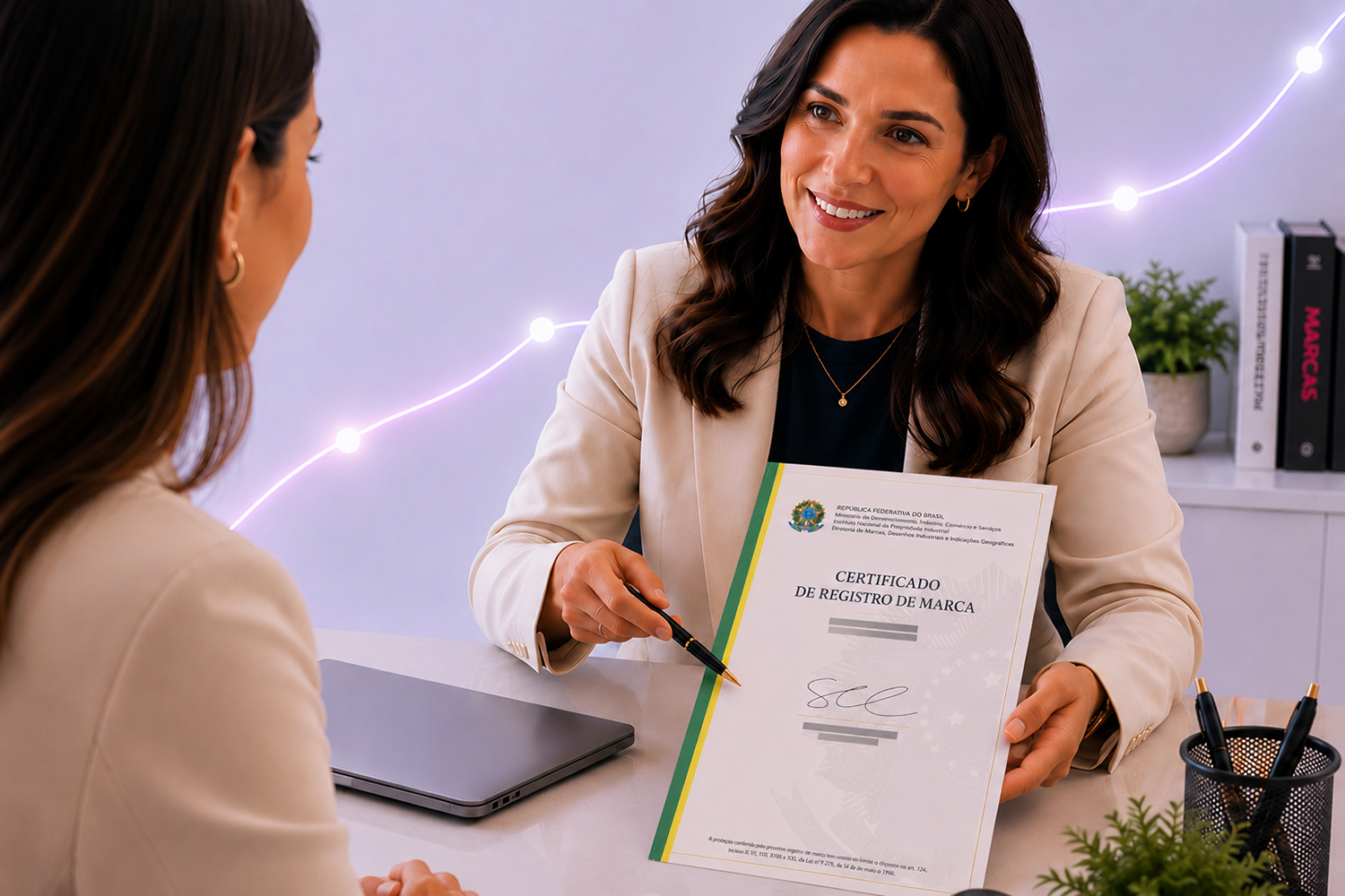 Advogada especialista em propriedade industrial mostrando o certificado e por que vale a pena contratar uma empresa de registro de marca.