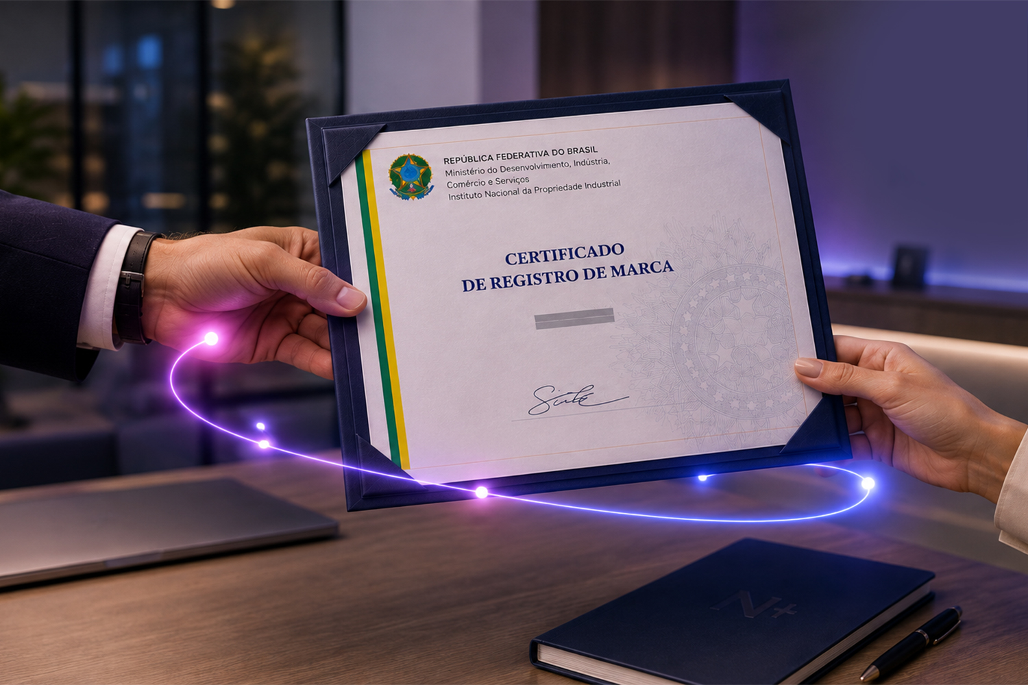 Duas pessoas segurando um certificado de registro de marca.